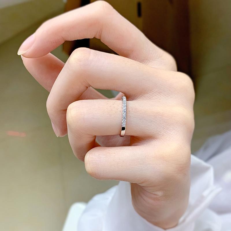 Alena – Evig smal ring med glänsande stenar.