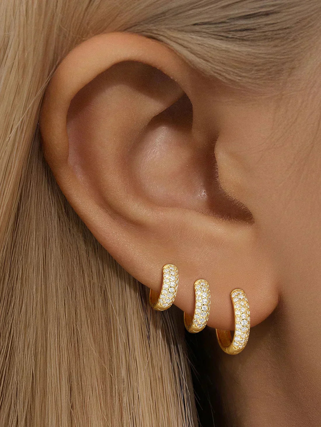 Sina – Guldörhängen med minimalistisk elegans.