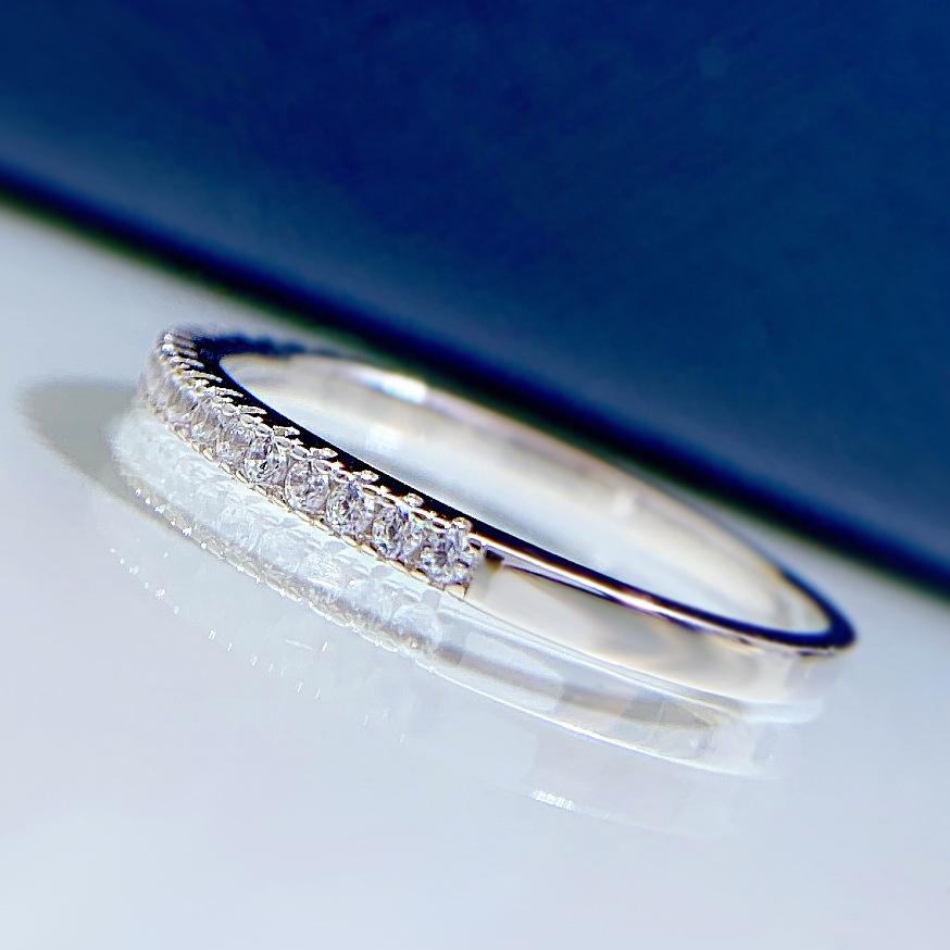 Alena – Evig smal ring med glänsande stenar.