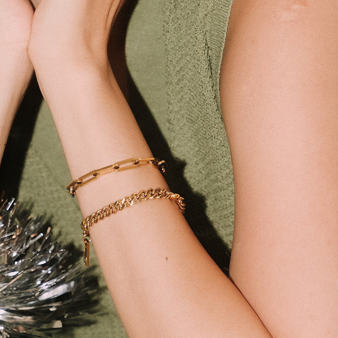 Anna – Guldarmband med lagerdesign.