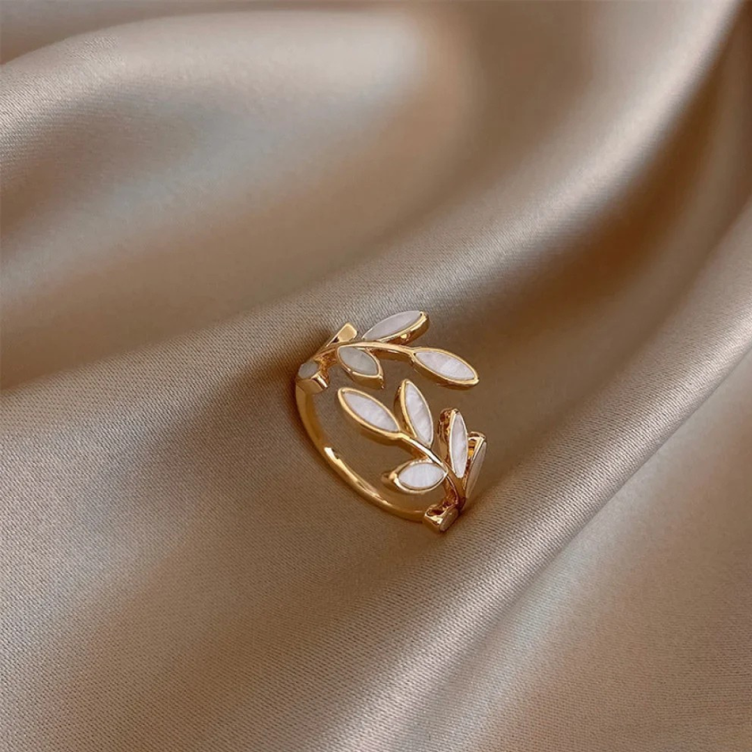 Justerbart ring med vit opal och guld