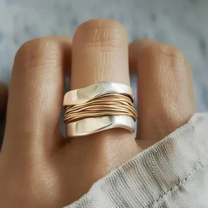 Silverring med gyllene tråddesign