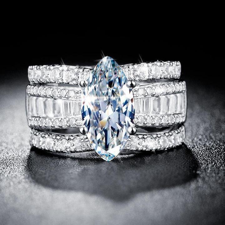Verena – Ring set med kristall och gyllene detaljer.