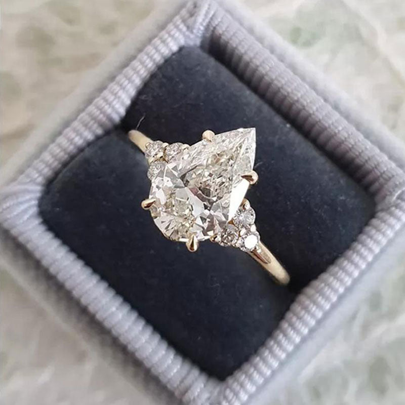 Klarissa – Ring med diamant i droppform med gyllene finish.