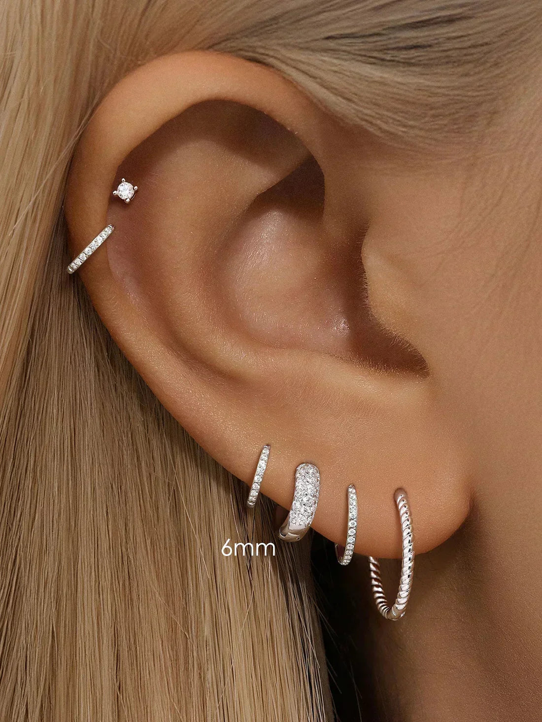 Sina – Guldörhängen med minimalistisk elegans.