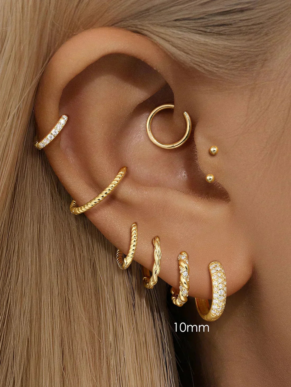 Sina – Guldörhängen med minimalistisk elegans.