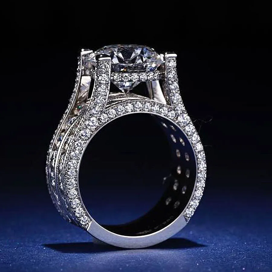 Jasmin – Ring med en exceptionellt glänsande diamant i vintage-ram