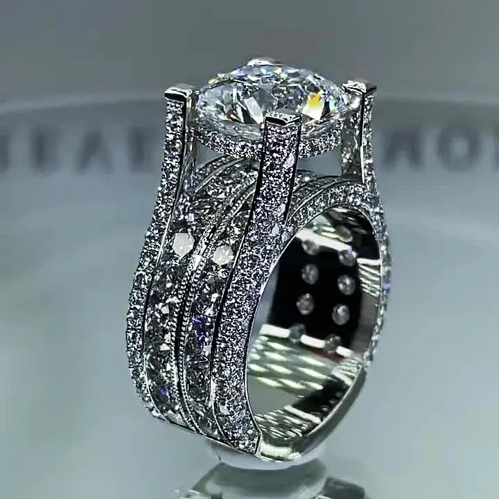 Jasmin – Ring med en exceptionellt glänsande diamant i vintage-ram