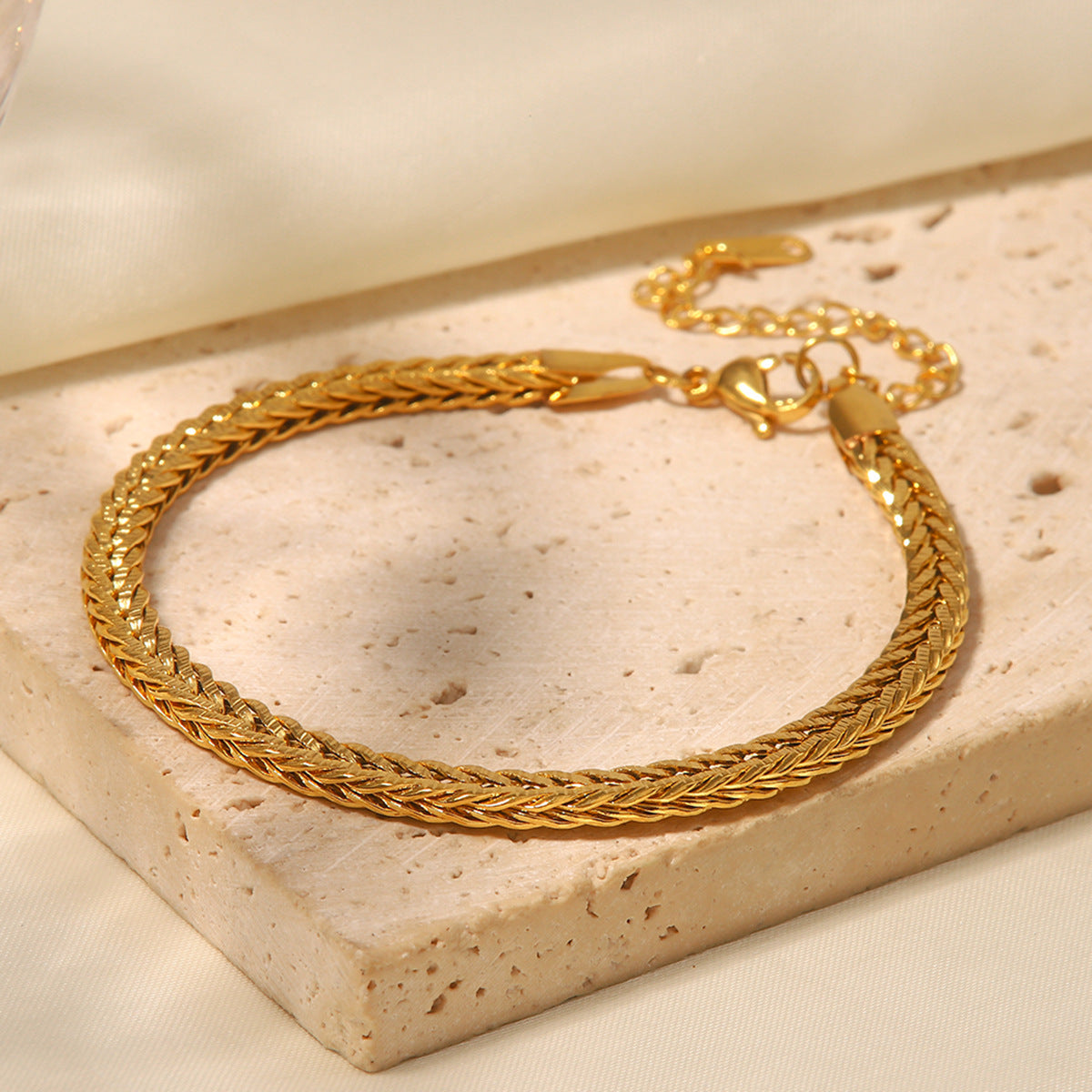Katarina – Tunt guldarmband med enkel design.