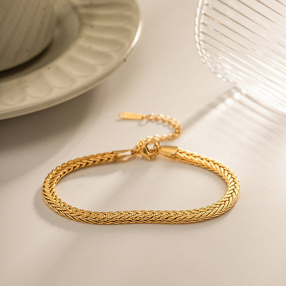 Katarina – Tunt guldarmband med enkel design.