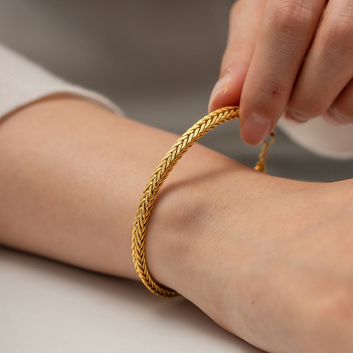 Katarina – Tunt guldarmband med enkel design.