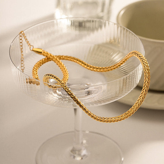 Katarina – Tunt guldarmband med enkel design.