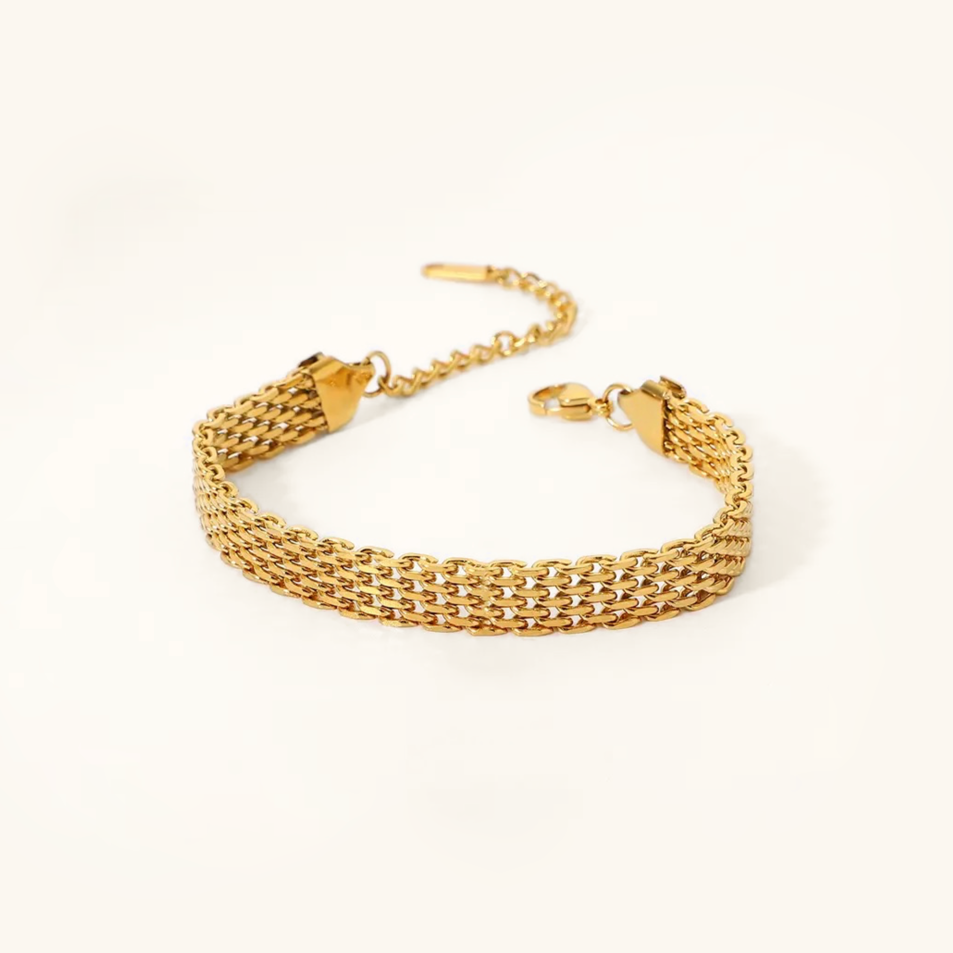 Lena – Tunn armband med enkel silhuett.