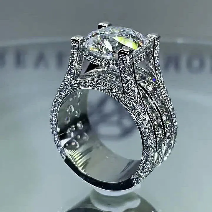 Jasmin – Ring med en exceptionellt glänsande diamant i vintage-ram