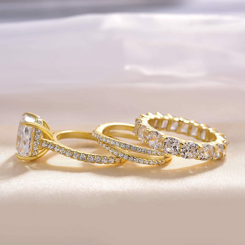 Iris – Ring med diamant och oval sten.