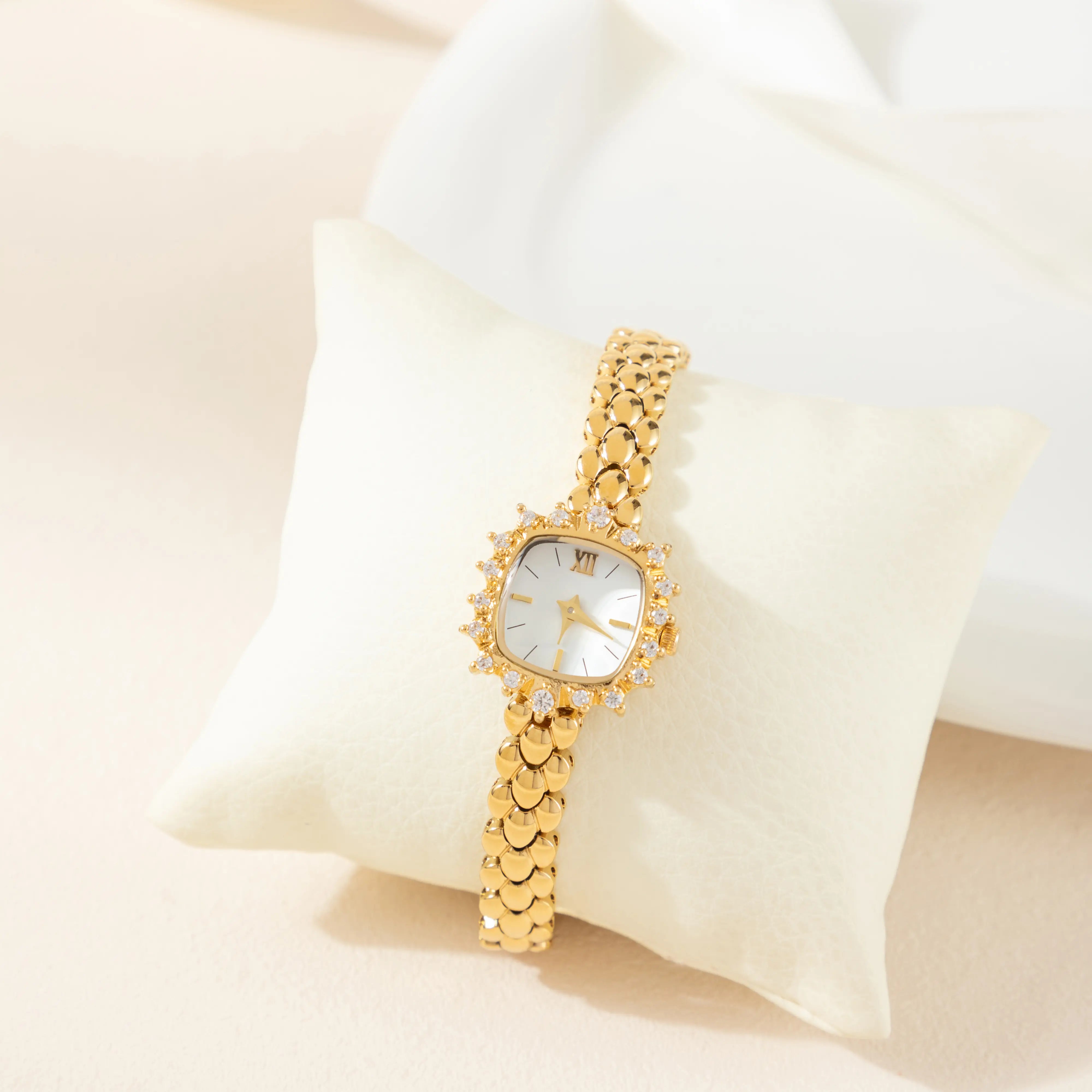Isabella – Guld klocka med armband av kedjor.