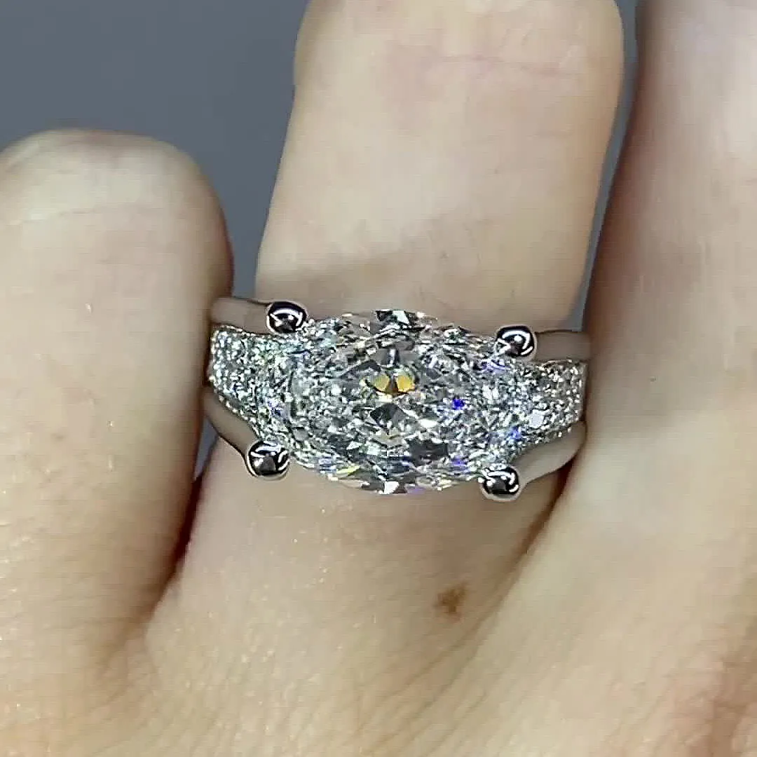 Victoria – Glittrande ring med sidodetaljer.