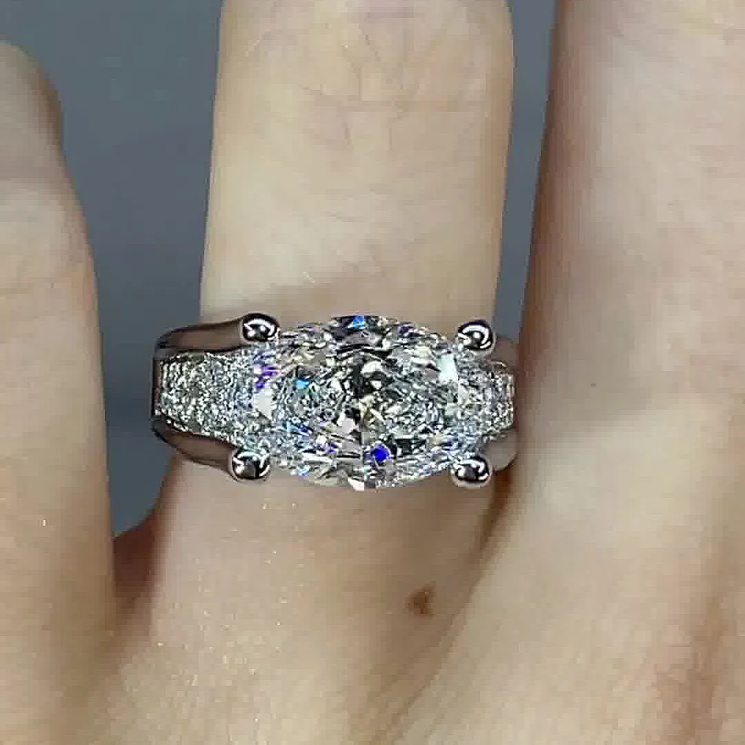 Victoria – Glittrande ring med sidodetaljer.
