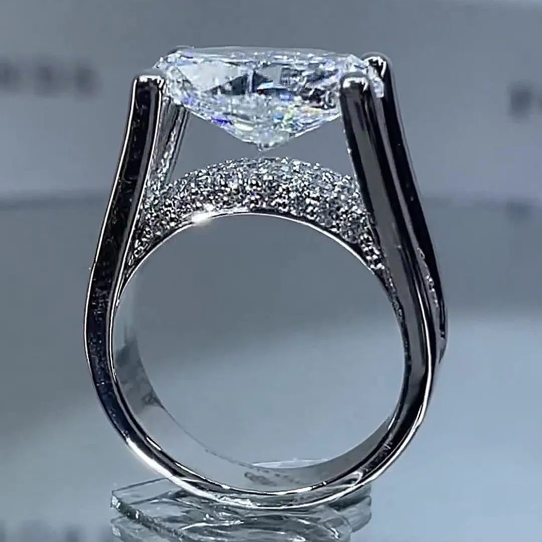 Victoria – Glittrande ring med sidodetaljer.