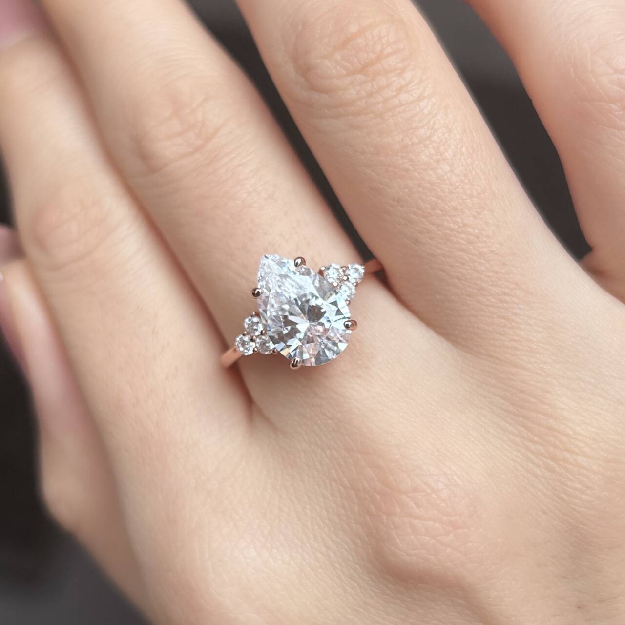Klarissa – Ring med diamant i droppform med gyllene finish.