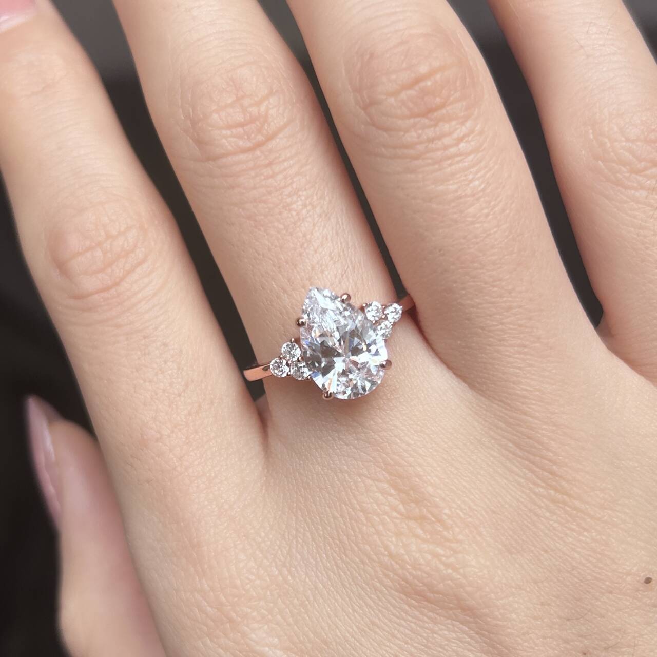 Klarissa – Ring med diamant i droppform med gyllene finish.