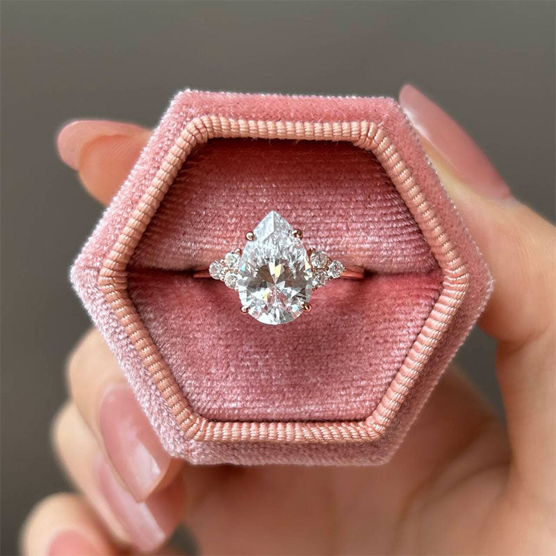 Klarissa – Ring med diamant i droppform med gyllene finish.