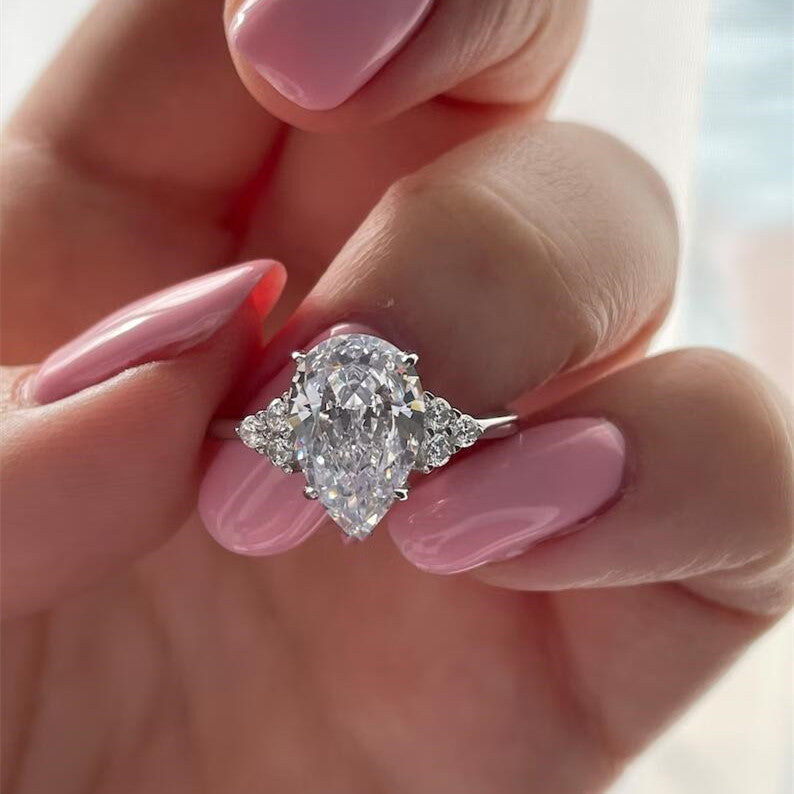Klarissa – Ring med diamant i droppform med gyllene finish.