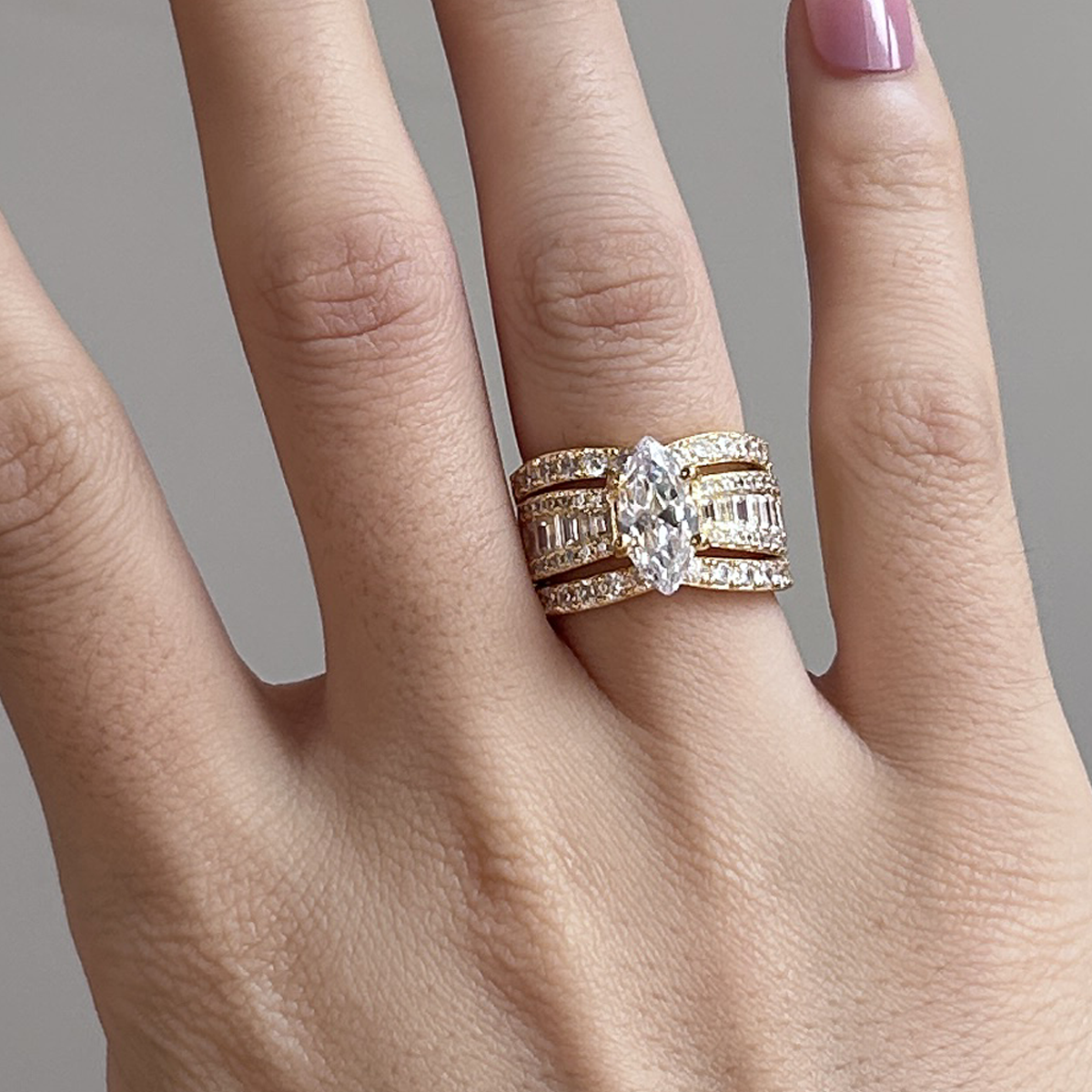 Verena – Ringset med kristall och gyllene detaljer.