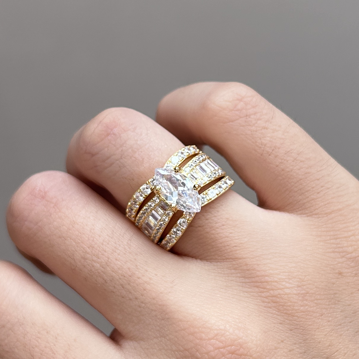 Verena – Ringset med kristall och gyllene detaljer.