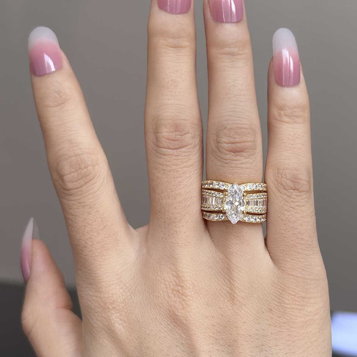 Verena – Ringset med kristall och gyllene detaljer.