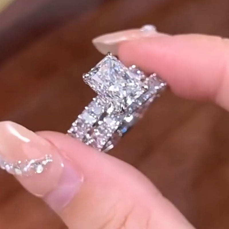 Katarina – Ring med diamant och intensiv baguette-slipning.