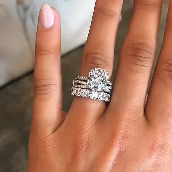 Iris – Ring med diamant och oval sten.