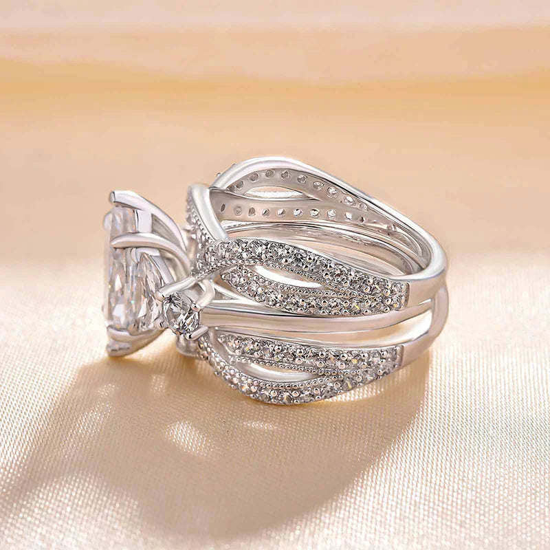 Emilia – Ring med en strålande diamant och rektangulär slipning.