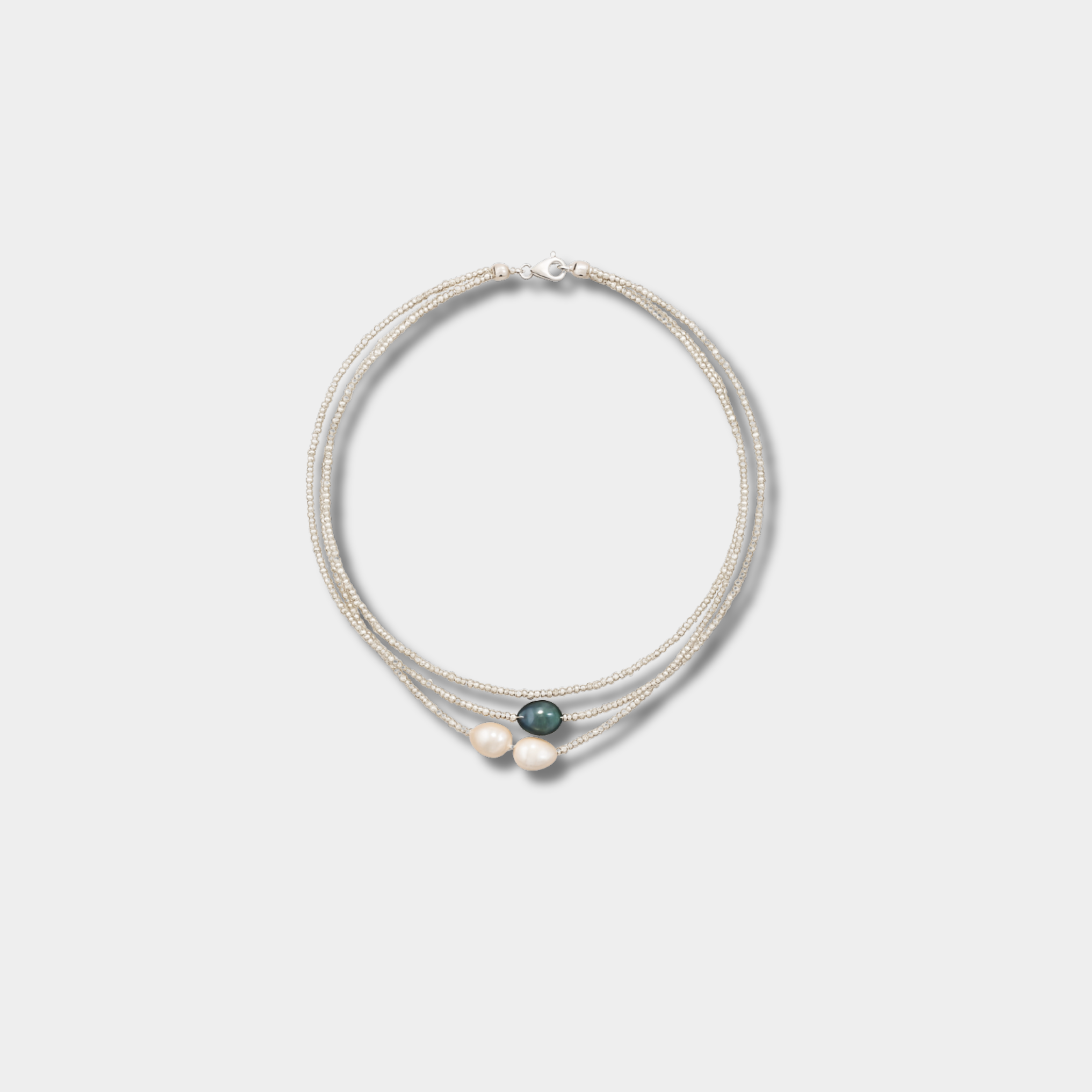 Elena – Ett tunt halsband av minipärlor i harmoniska naturliga toner.