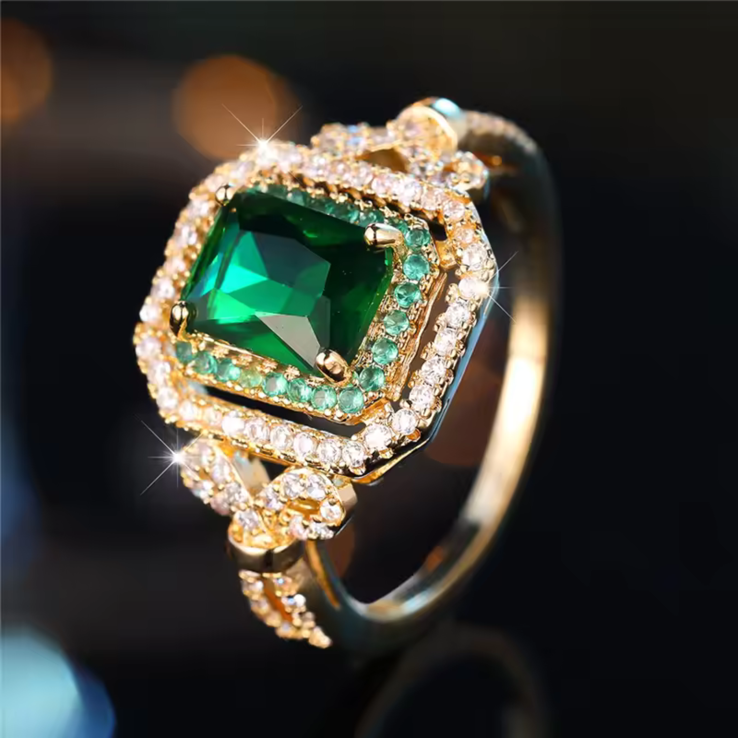 Elegant Gyllene Ring med Smaragdsten
