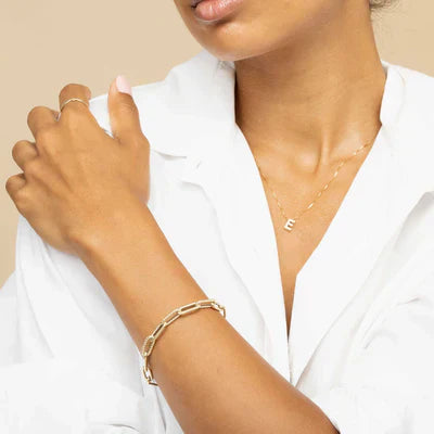 Halsband med kärleksinitialer