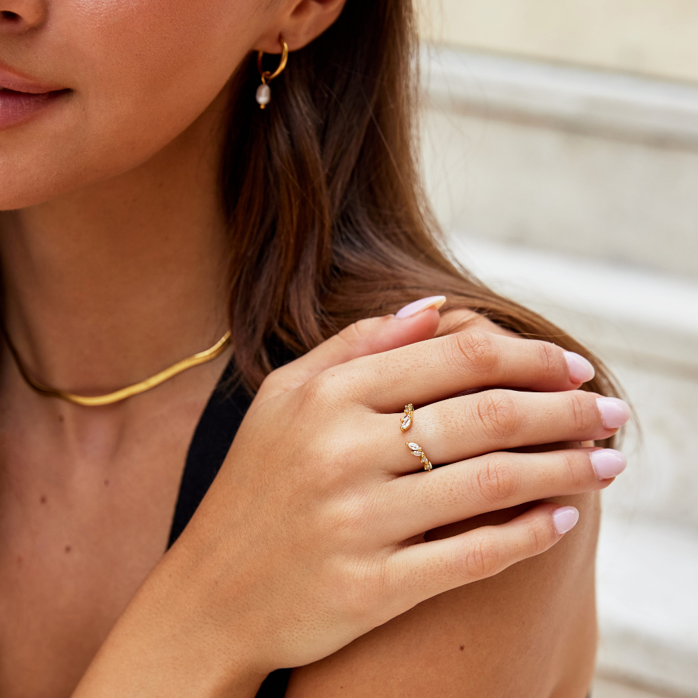Johanna – Guld ring med öppen och böljande form.