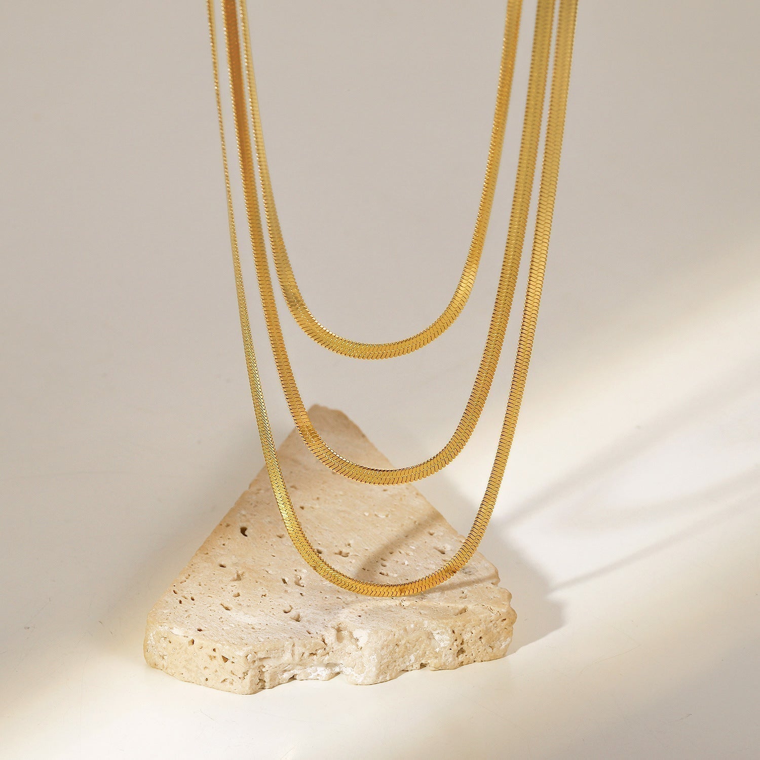 Sofi – Flerlagrat halsband i 14 karat guld.