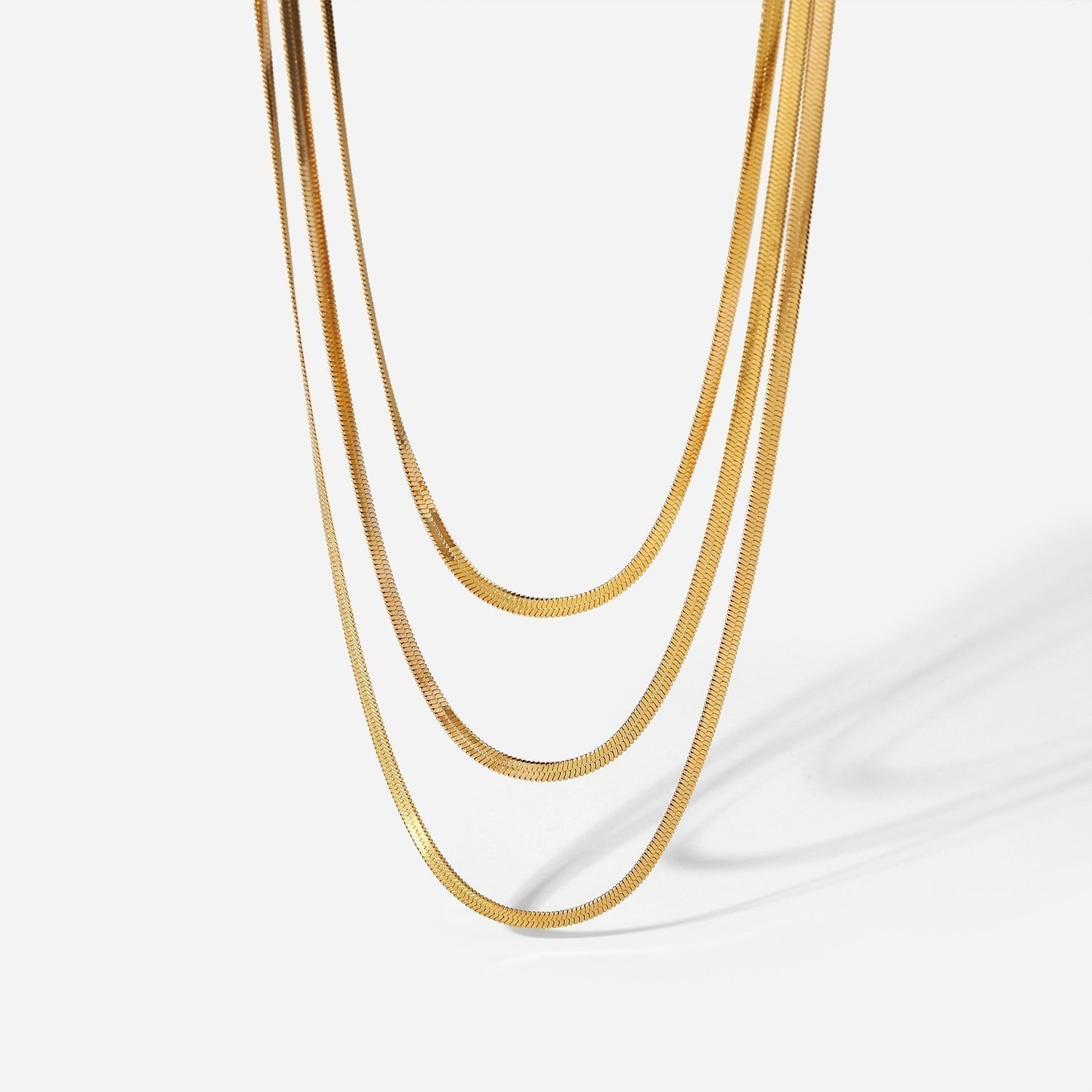 Sofi – Halsband med flera tunna lager i guld.