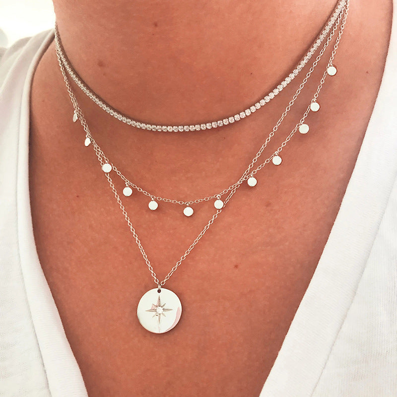 Sophie – Flerlagrat silverhalsband med distinkta hängande former.
