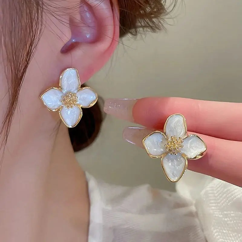 Eleganta Vita Emaljblommörhängen