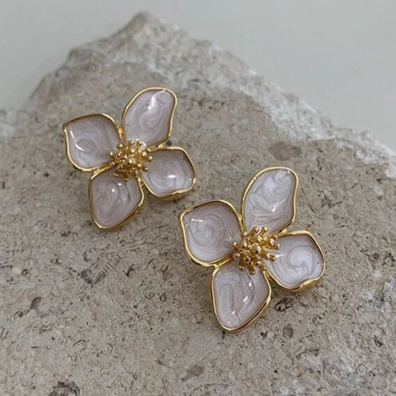 Eleganta Vita Emaljblommörhängen