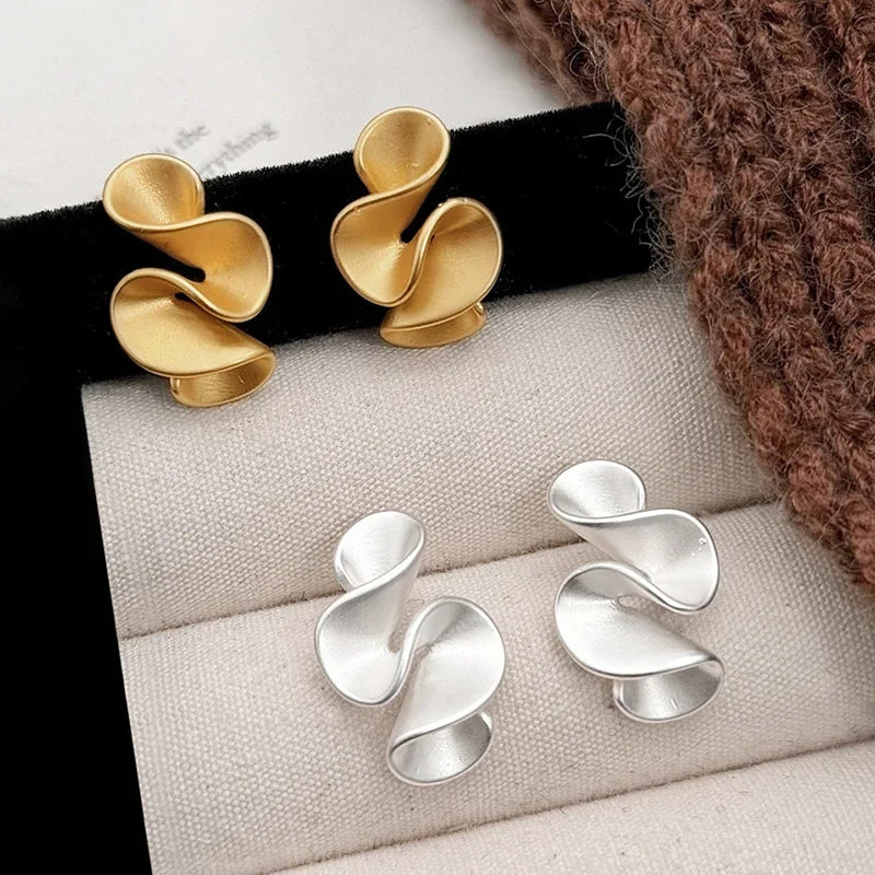 Örhängen i sterlingsilver med 18K guldbelagda blomdetaljer