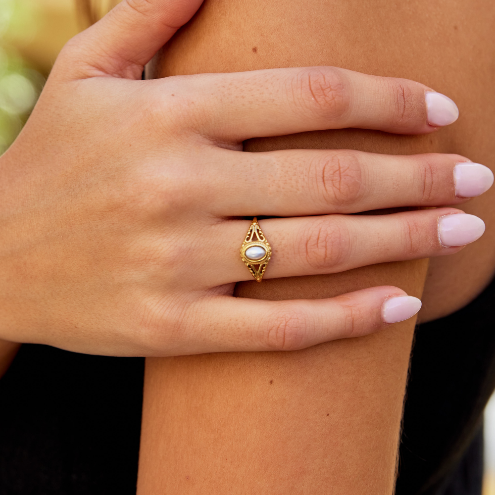 Nora – Guld ring med böljande linje.