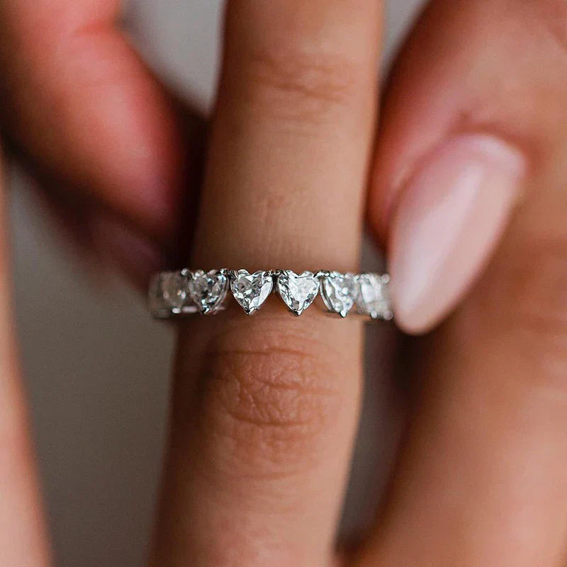 Fiona – Diamantring med en tunn, glittrande kant.