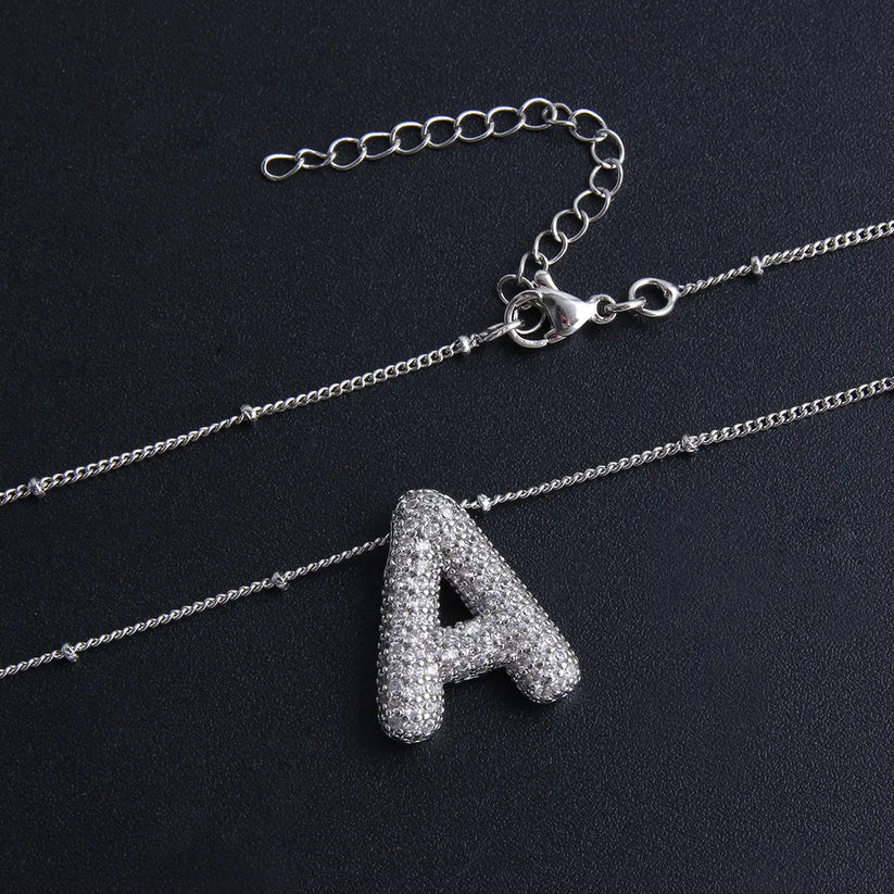 Halsband med hängande bokstäver
