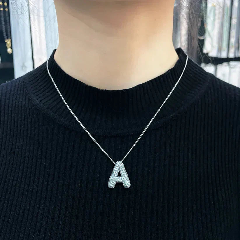 Halsband med hängande bokstäver