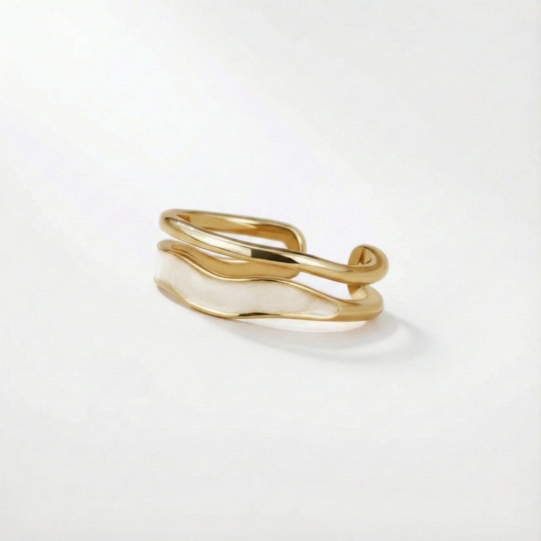 Beatrix – Ring i guld med enkel silhuett