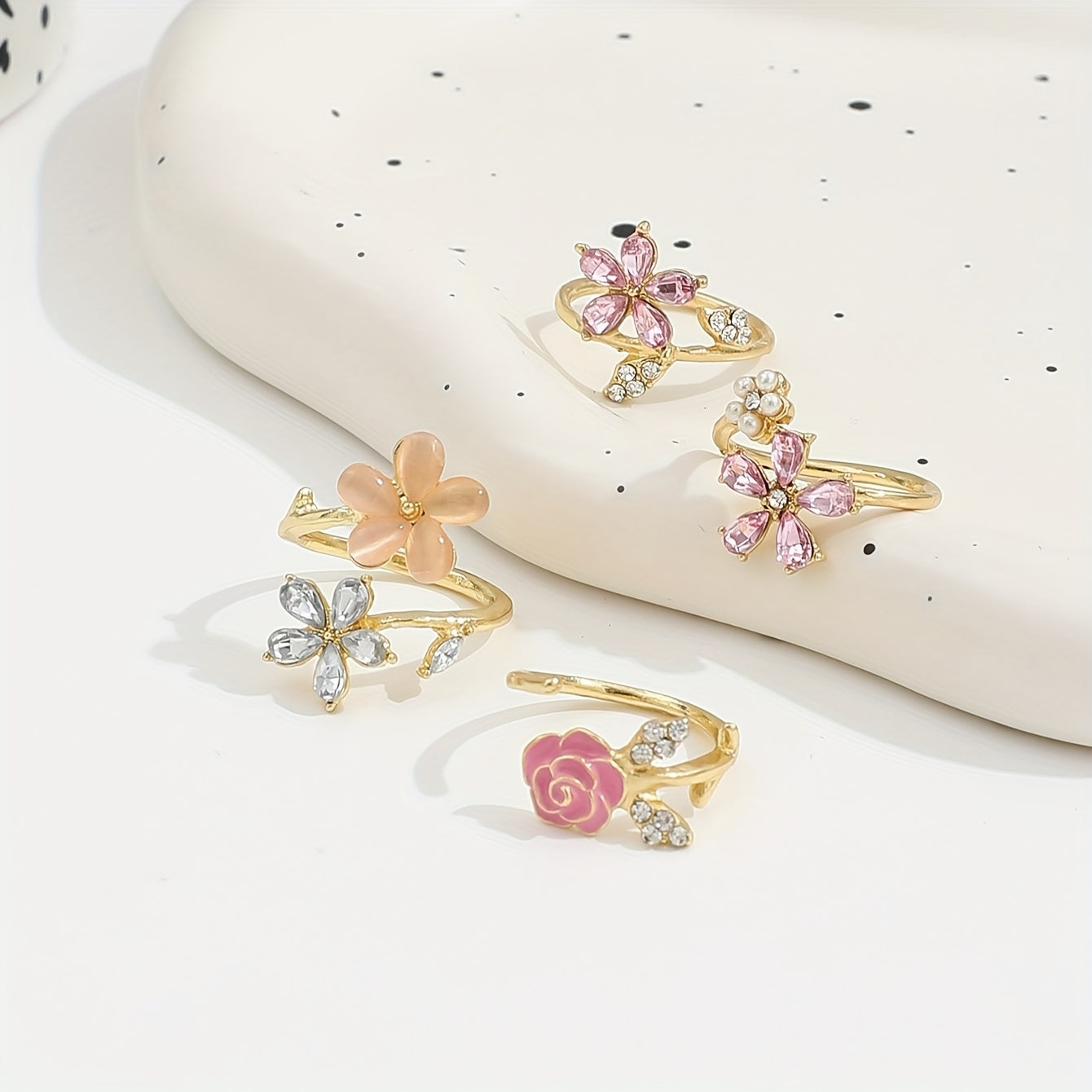 Ringkollektion i legering med strass och pärlor