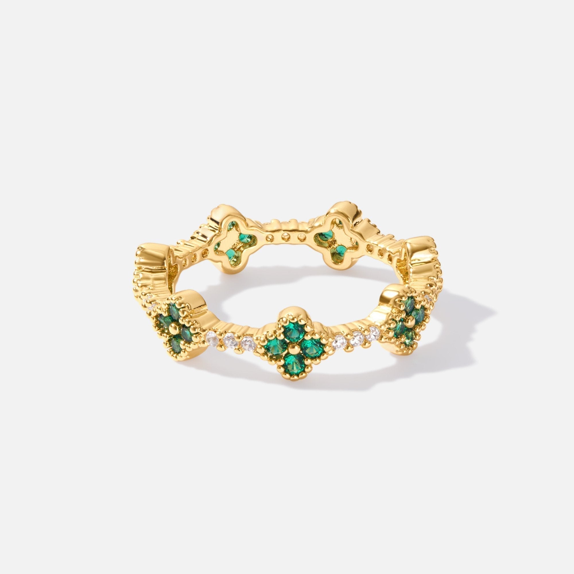 Annika – Guld ring med blommiga detaljer och smaragdinslag.